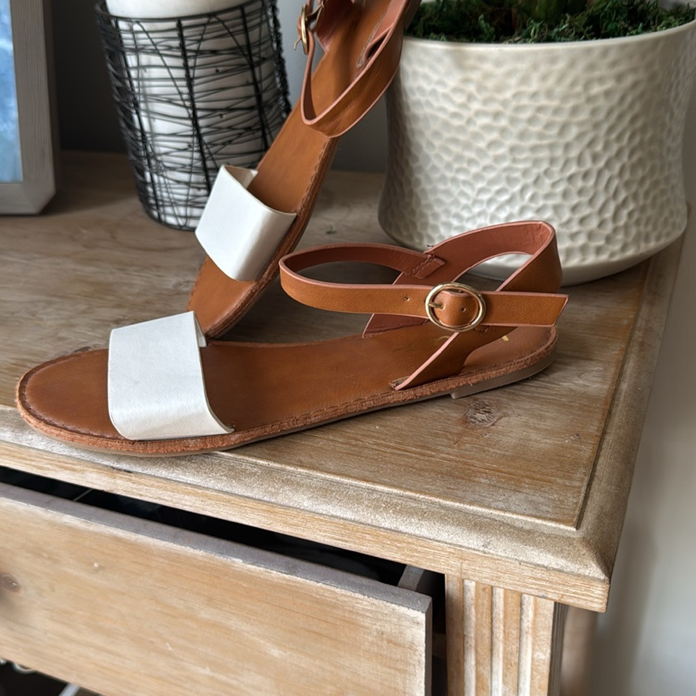 NWOT Lulus Tan and White Sandals